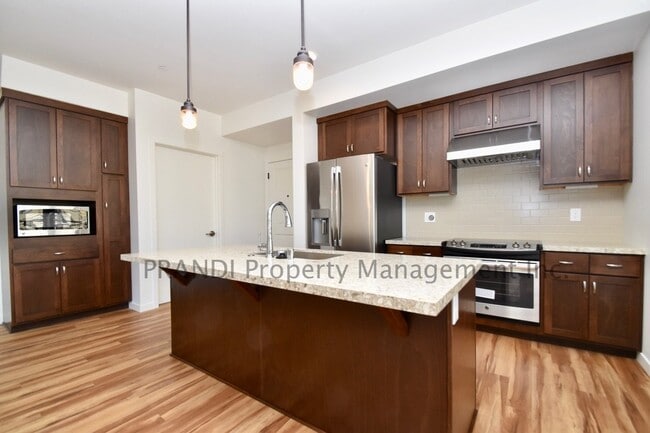 Building Photo - Spectacular 1 Bedroom Townhouse Apartment