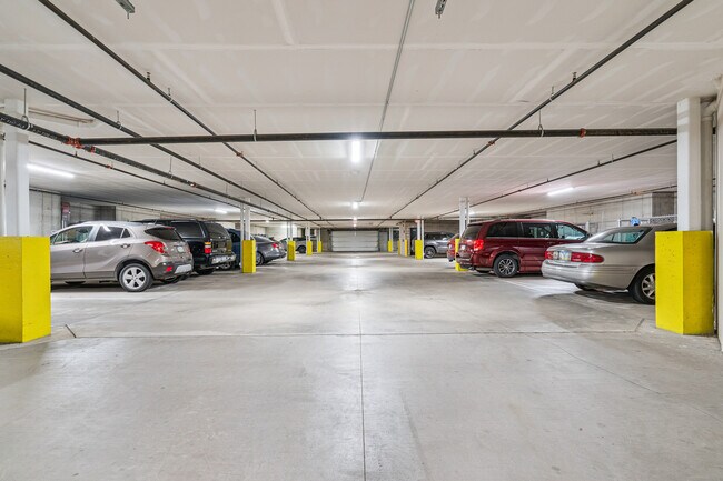 Cochera - Cedar River Bluffs Apartments