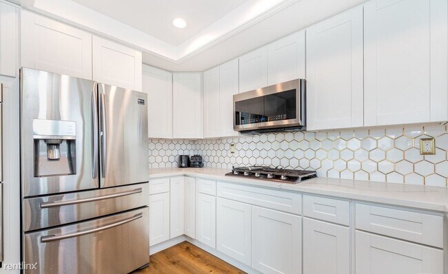 Building Photo - 1 br, 1.5 bath Condo - 2812 S Gaffey St