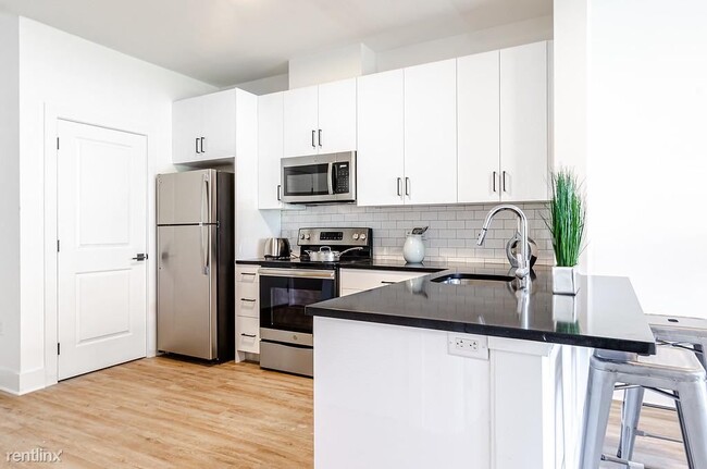 Building Photo - 1 br, 1 bath  - Lake side Residence