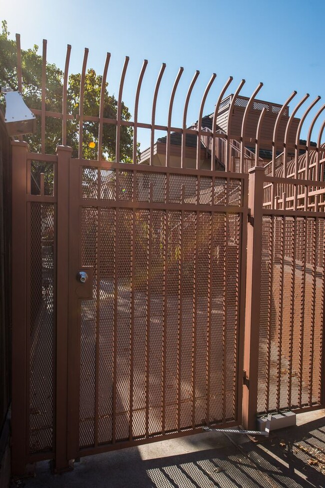 Building Photo - 4151 El Camino Way APT B, Palo Alto, CA 94306