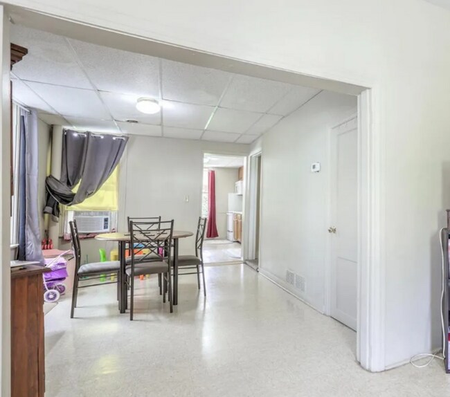 Foto del edificio - Charming 3 Bedroom with Open Living Area & Shared Porch!