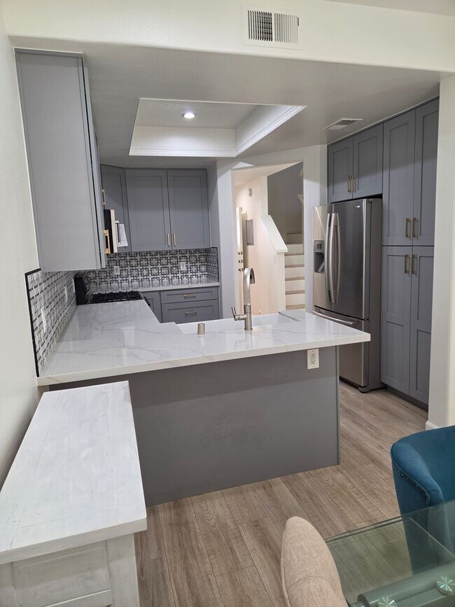 Foto del edificio - TOWNHOUSE-STYLE 3 BR + 2 1/2 BA UNIT IN CANYON COUNTRY AVAILABLE NOW