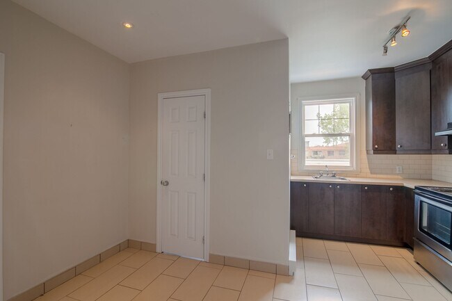 Building Photo - 5550 Rue Snowdon