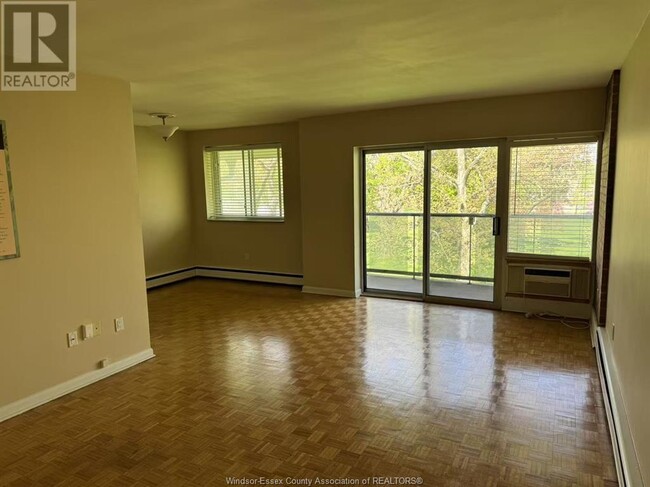 Photo du bâtiment - 1805 Riverside Dr W