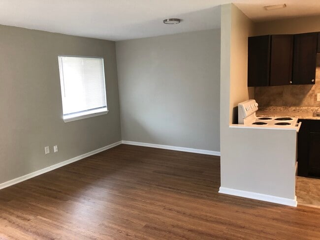 Dining area/looking into kitchen - 103 N Garth Ave