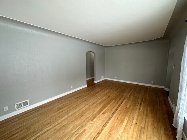 Building Photo - Great SW Side Updated 3 Bedroom Home!