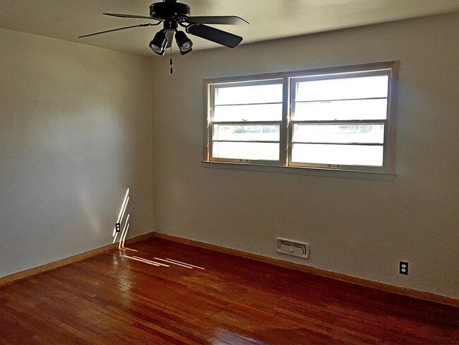 Foto del edificio - 2500-2502 N 56th St