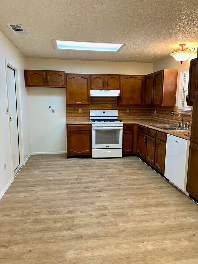 Building Photo - Charming 3/2 in Pipers Meadow *NO HOA* Mov...