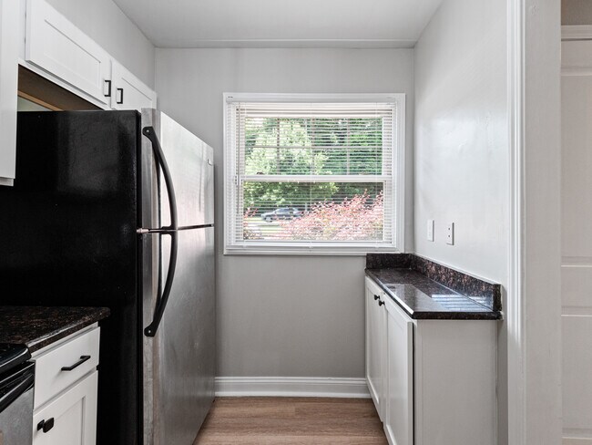 Building Photo - 1207 Green Oaks Ln