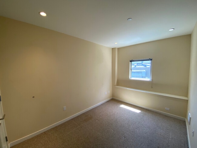 Building Photo - 334 6th St