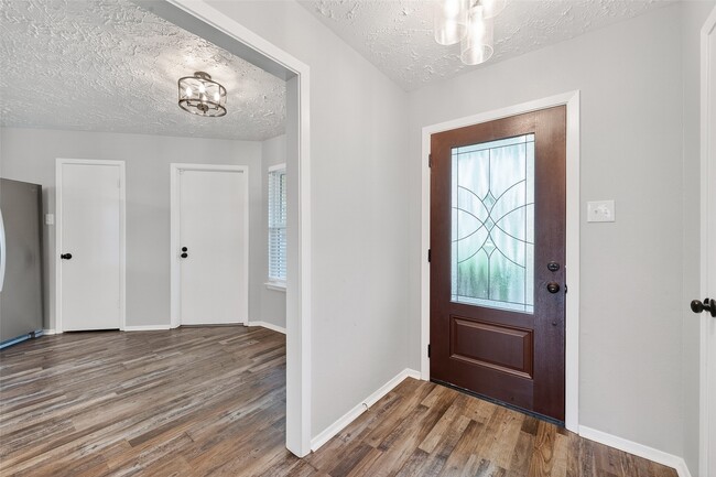 Building Photo - 15806 Pfeiffer Dr