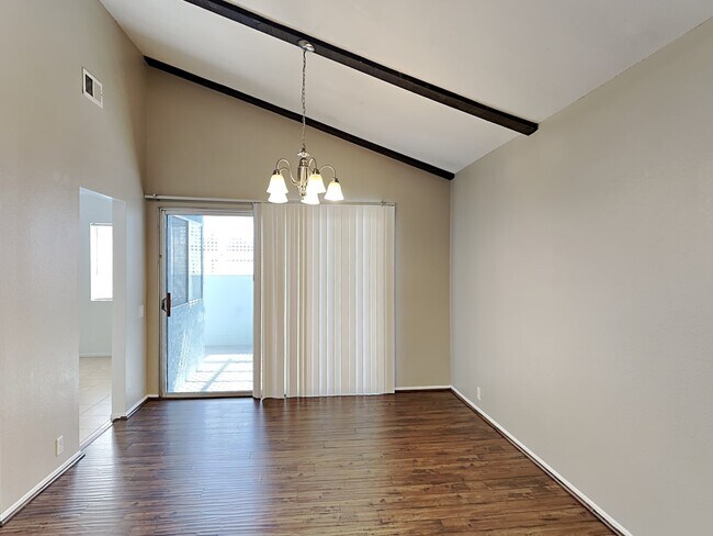 Building Photo - 5656 Aurora Dr