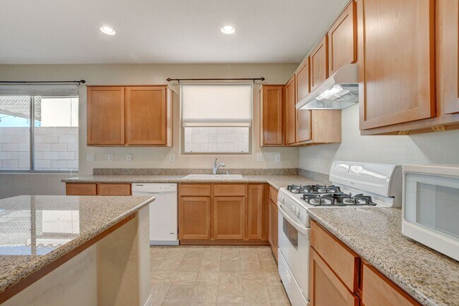 Building Photo - Gorgeous Single Story on the Golf Course! ...