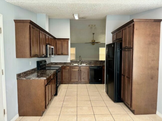 Building Photo - Beautiful 3/2 Corner Lot with Extra Den/Of...