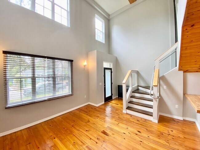Foto del edificio - LUXURY TOWNHOME IN SODO 3/2.5 PLUS OFFICE AND BONUS ROOM  - DOWNTOWN ORLANDO