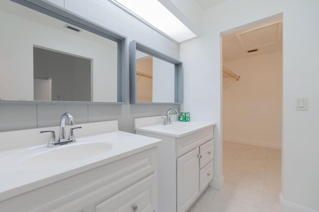 Building Photo - 6090 Aloma Ln