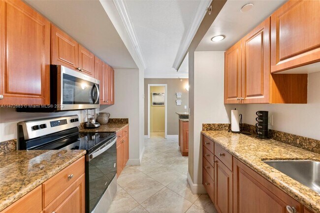 Building Photo - 6917 Collins Ave