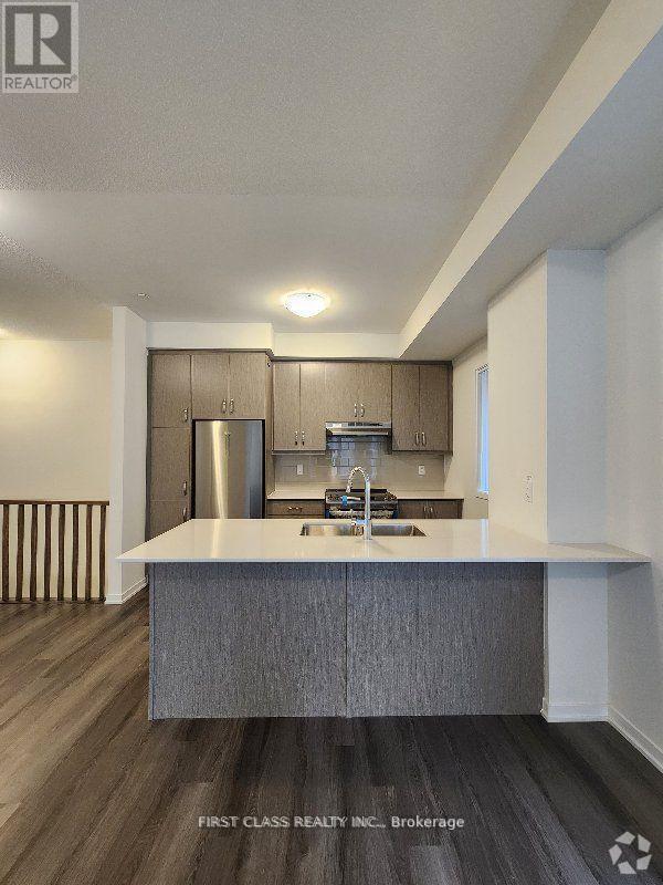 Building Photo - 151-151 Honeycrisp Cres