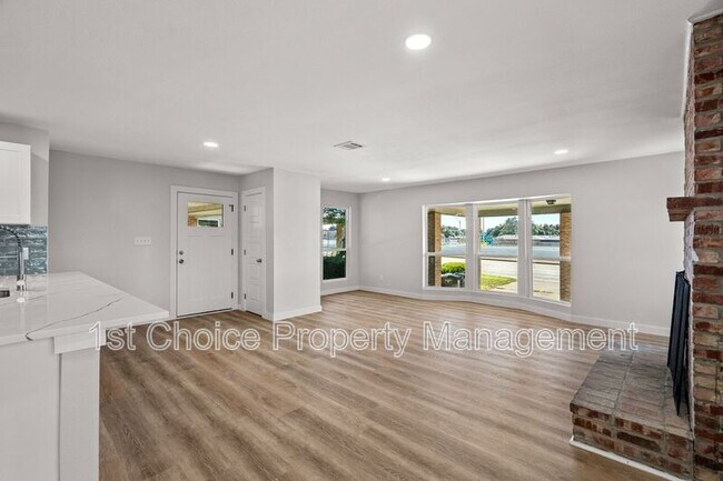 Building Photo - 4304/4306 SW Loop 820