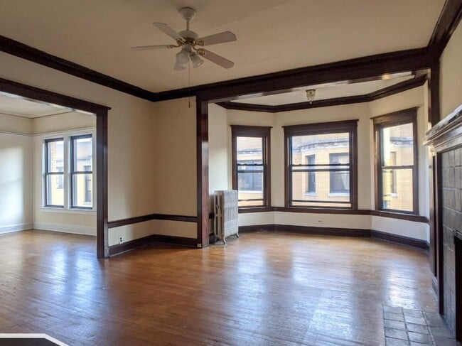 Building Photo - 2426 N Sawyer Ave