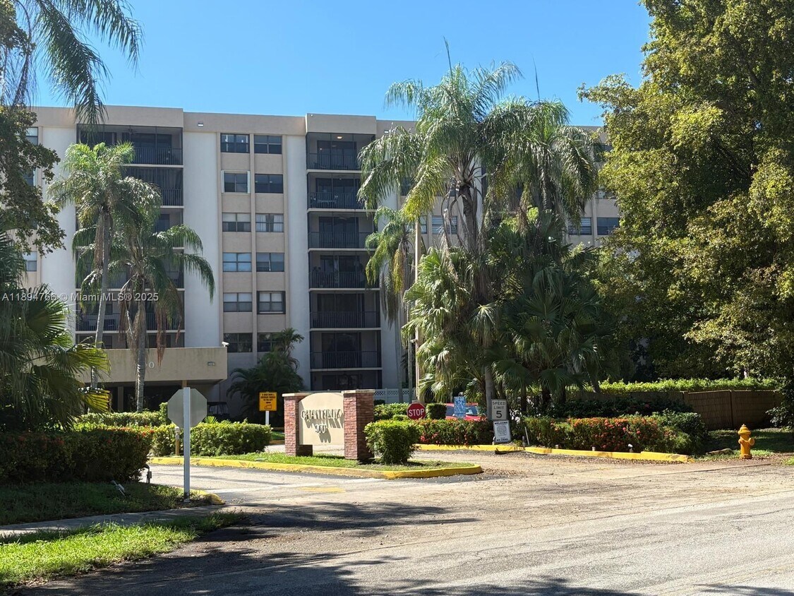 Foto principal - 900 NE 195th St