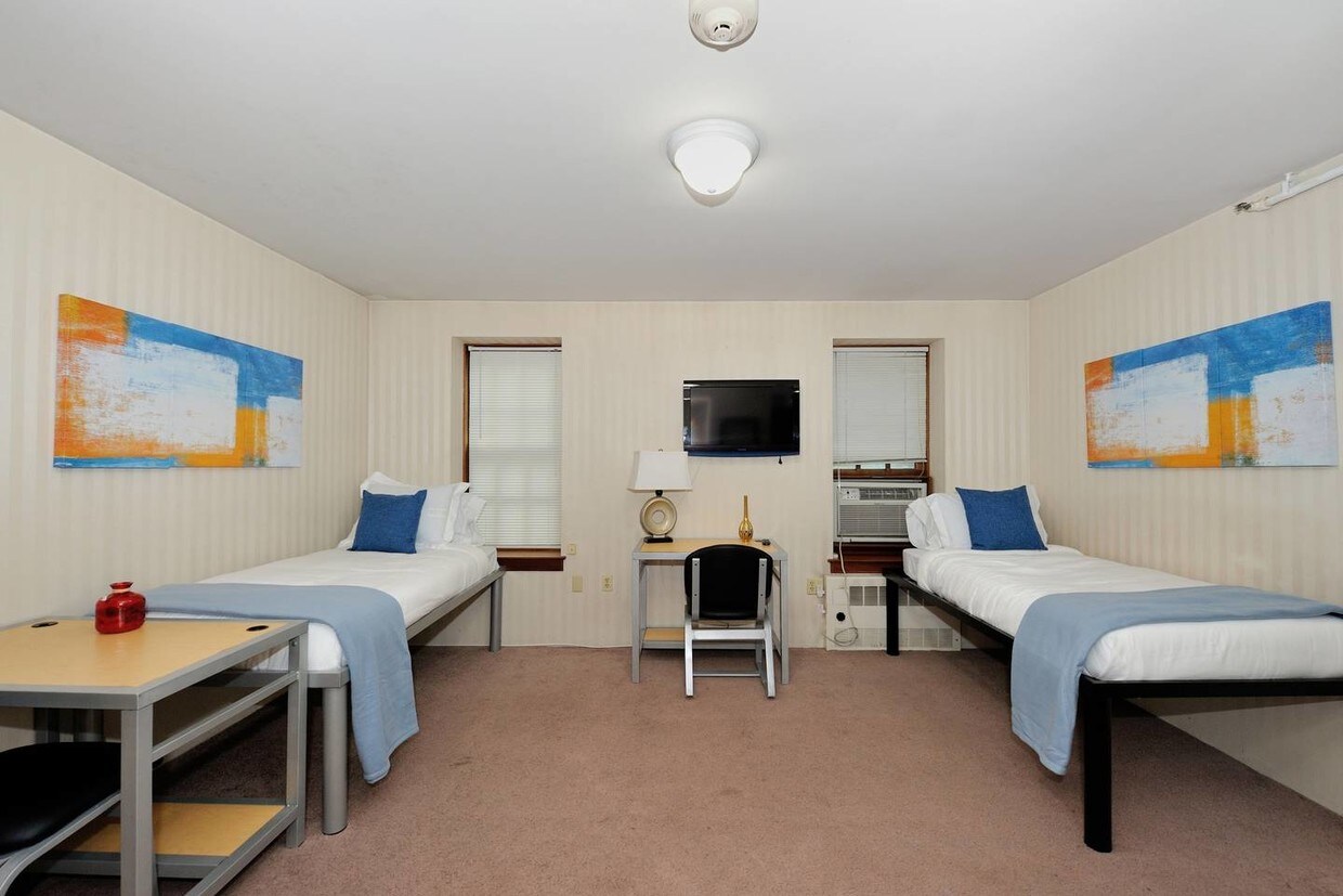 Furnished Studio apartment - 10 Clark St