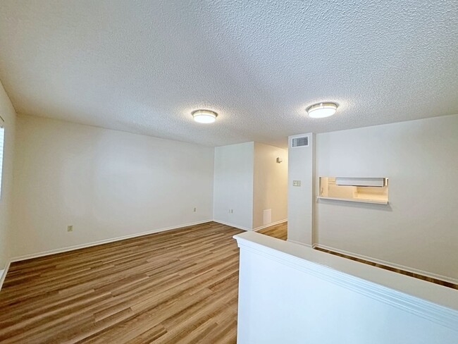 Building Photo - 1 Bedroom Downstairs condo available now! Community Pool