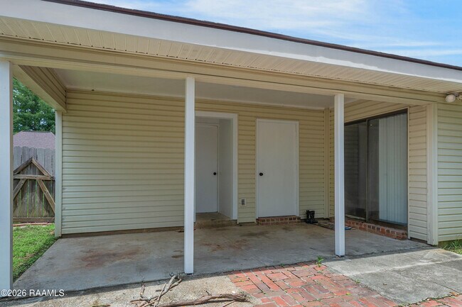 Building Photo - 118 Village Green Dr
