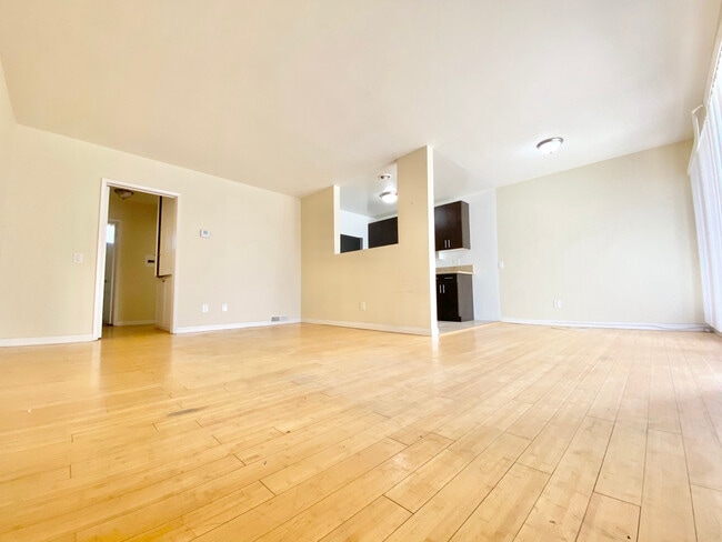 Building Photo - 1326 N Flores St