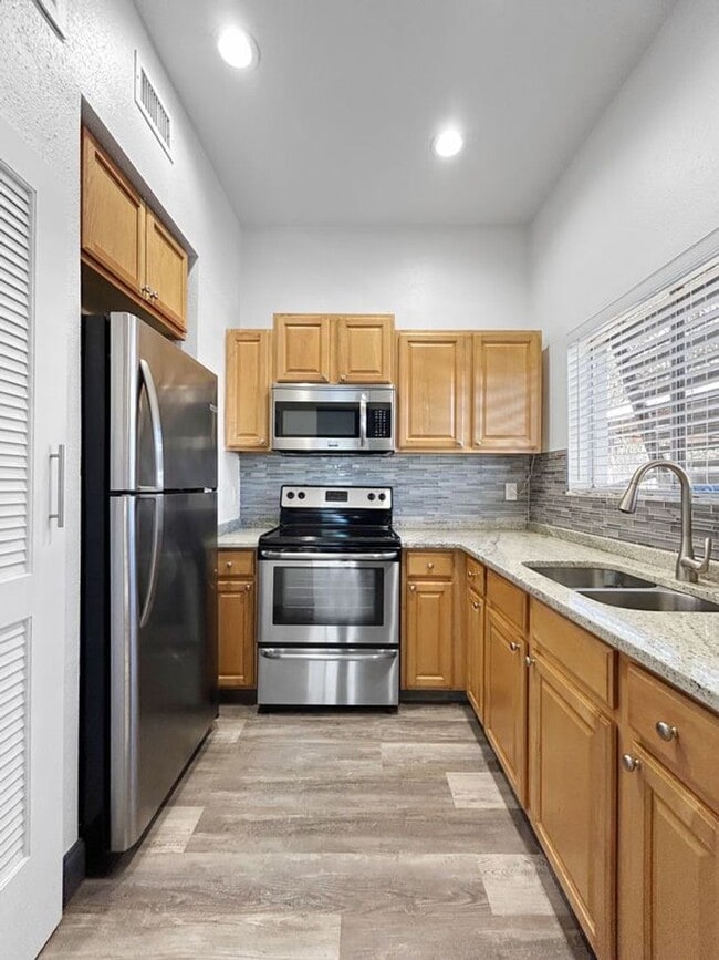 Building Photo - Spacious 1BR Duplex Near Beaches – Private Yard + Amenities! 1bed|1bath