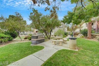 Building Photo - 950 Seven Hills Dr