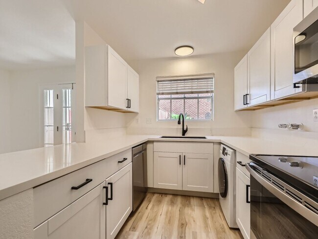 Foto del edificio - Beautiful Las Vegas Country Club townhome