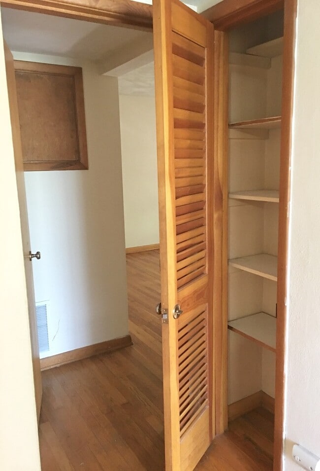 Foto del edificio - Very Unique 2 Bedroom Apartment off University Avenue!