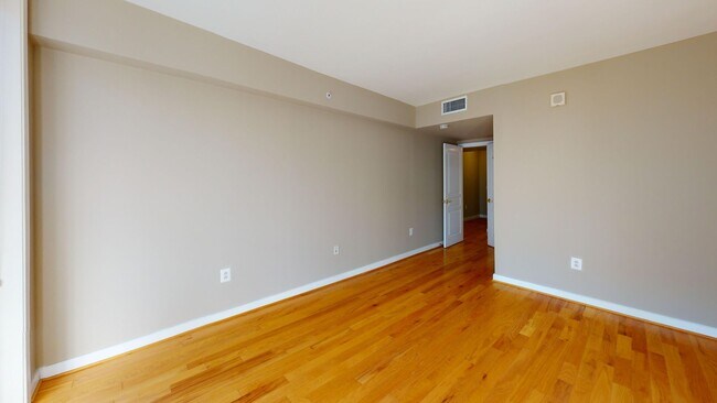 Foto del edificio - Penn Quarter Spacious One Bedroom W/Private Balcony ALL Amenity Building In Heart of DC!