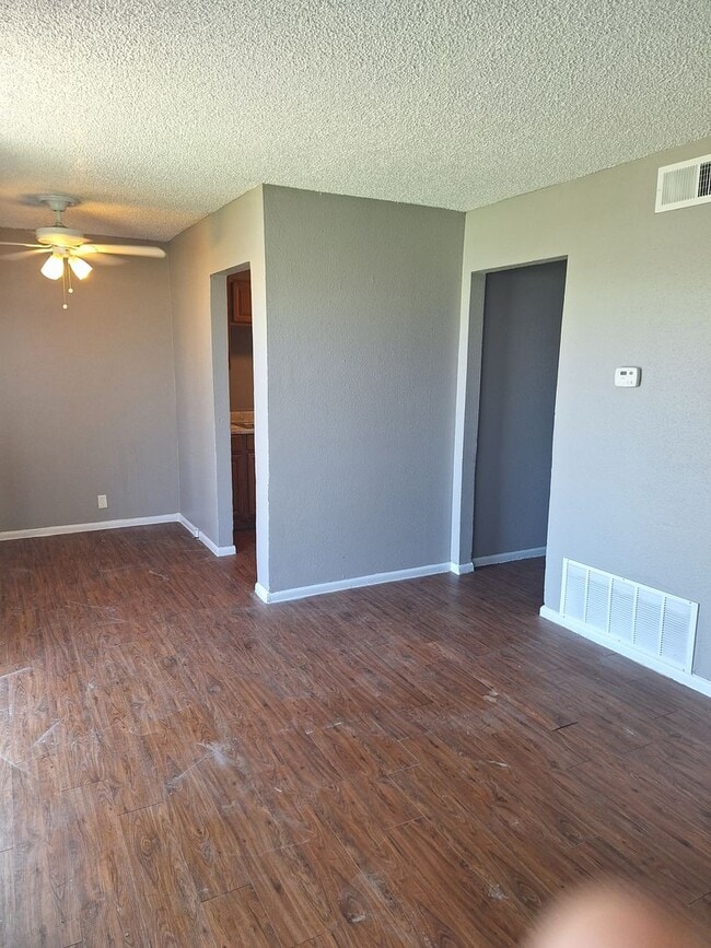 Building Photo - 2x1 Less Than $933 Big Yard, Pets OK