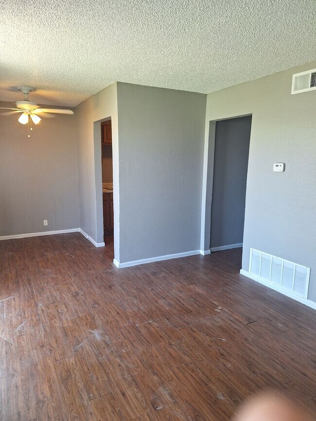Foto del edificio - 2x1 Less Than $933 Big Yard, Pets OK