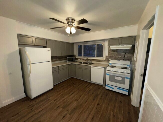 Foto del edificio - 2363 E Maple Rd