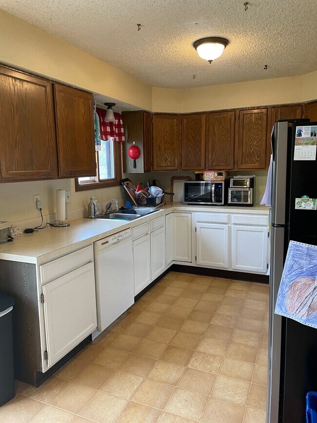 Building Photo - Recently Updated 4 Bed 2 Bath House in For...
