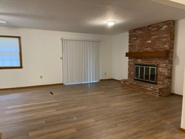 Building Photo - 4 Bed, 2 1/2 Bath Glendale School District!