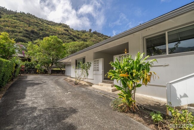 Building Photo - UPGRADED 4BR 2BA House in MANOA with SPLIT...