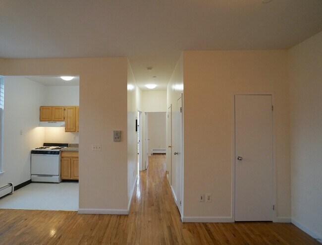 Foto del edificio - Stabilized Crown Heights TWO Bedroom