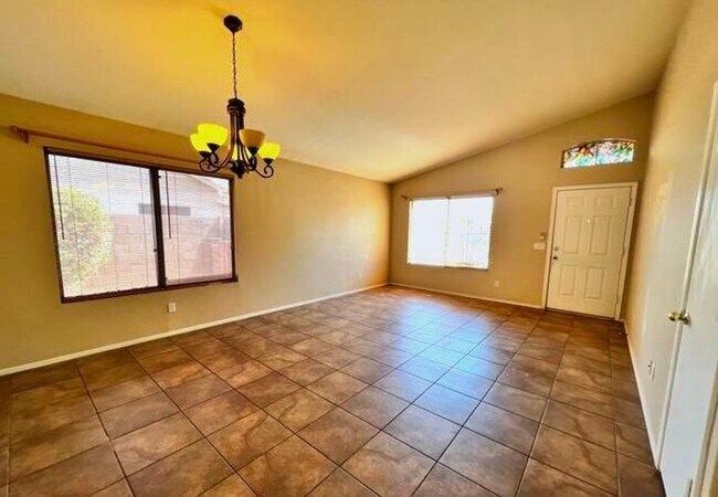 Foto del edificio - Lovely 4-bedroom, 2-bathroom home located ...