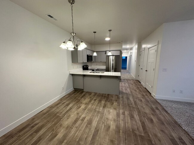 Foto del edificio - Like New 3 Bd 2 Ba Condo With Garage