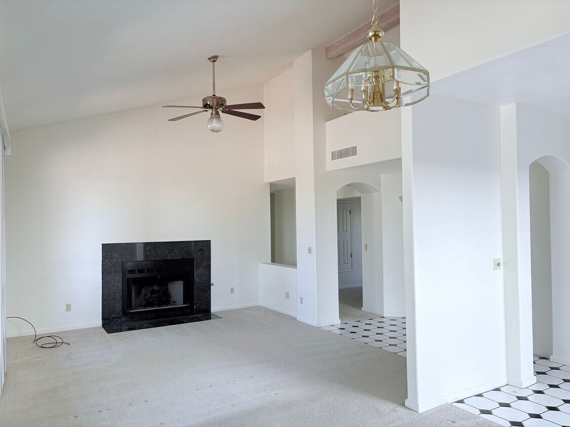 Foto principal - Spacious 2bd/2bath + Den home in gorgeous ...