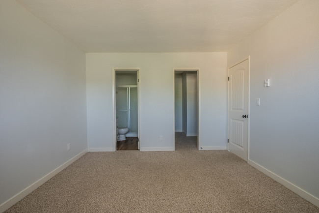 MASTER BEDROOM WITH WALK-IN CLOSET - 4502 40th St