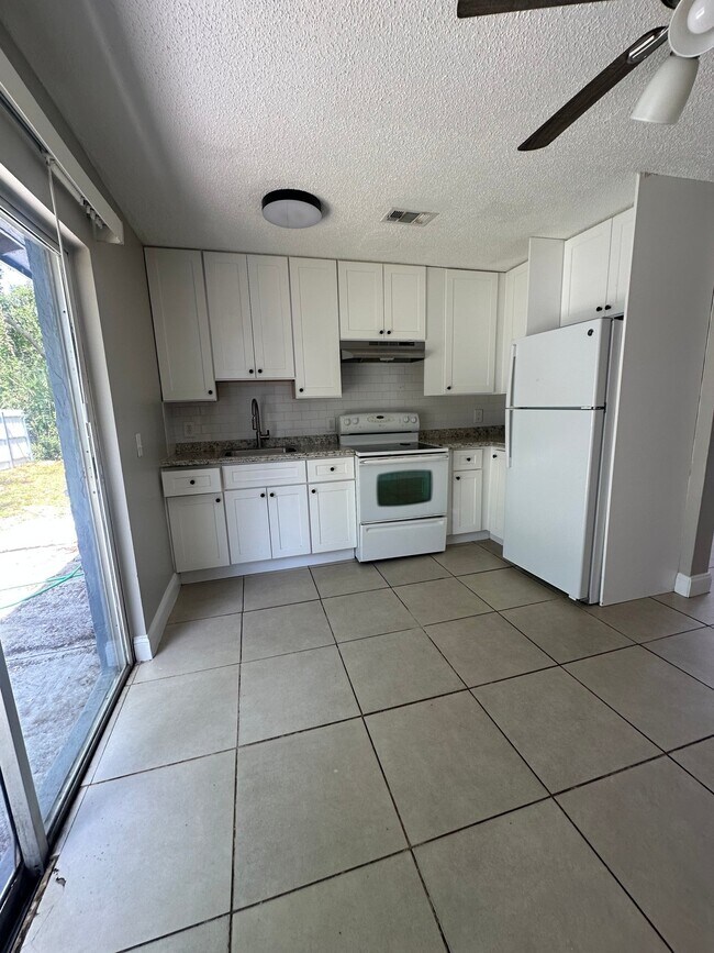 Building Photo - 4562 Gulfstream Rd