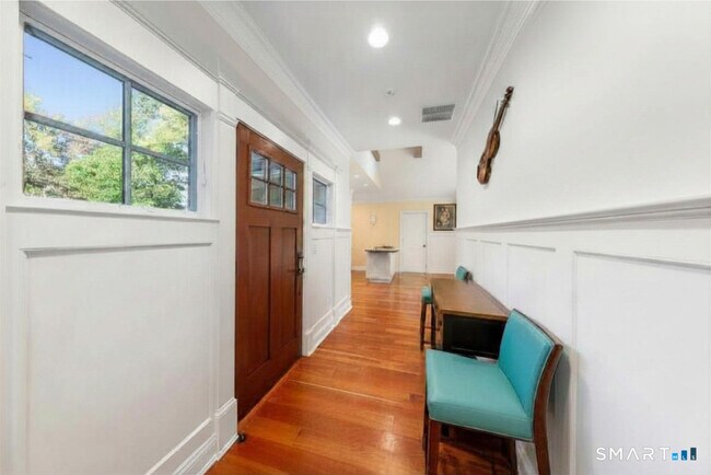 Foto del edificio - 530 Flax Hill Rd