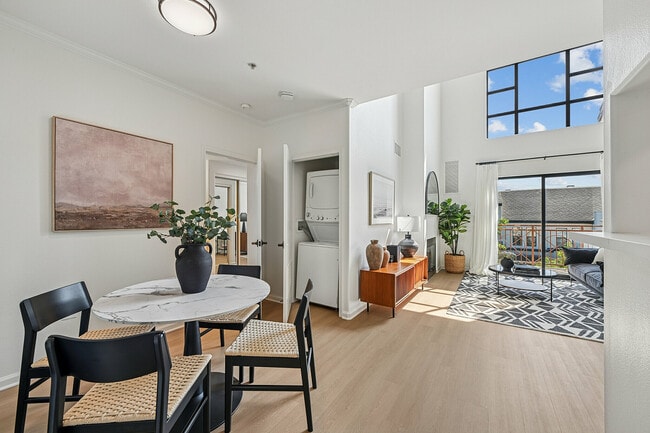 Bright and open modern apartments - Pasadena Gateway Villas