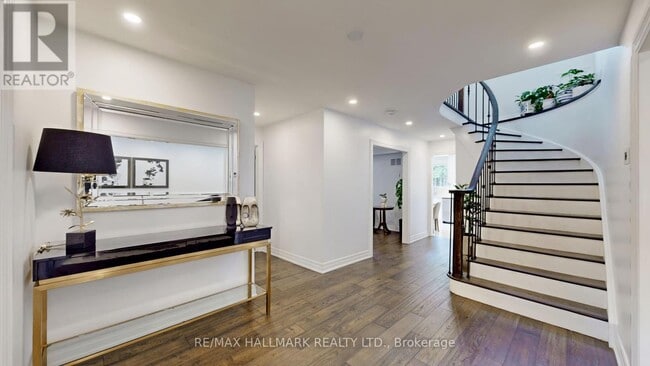 Building Photo - 50 Barrydale Crescent